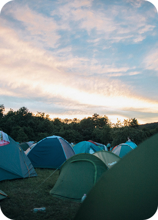 Image d'un camp avec des tentes